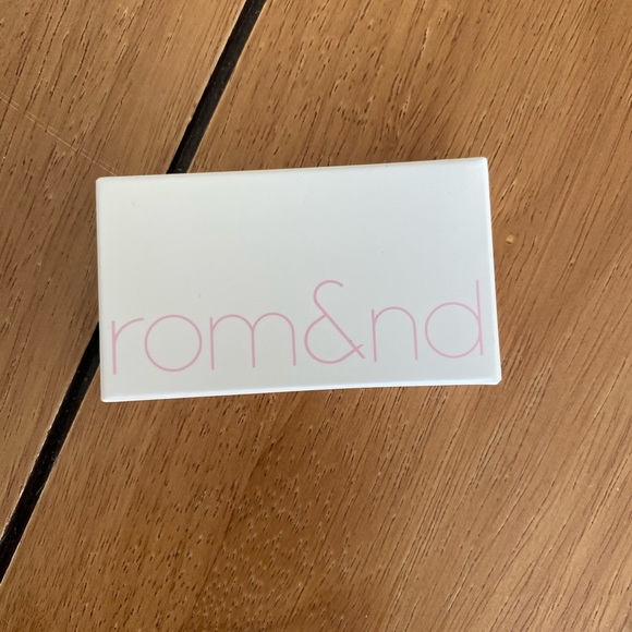 Rom&nd NWT Duo - Better than cheek, W01 Odi Milk, 4g. - Picture 4 of 7